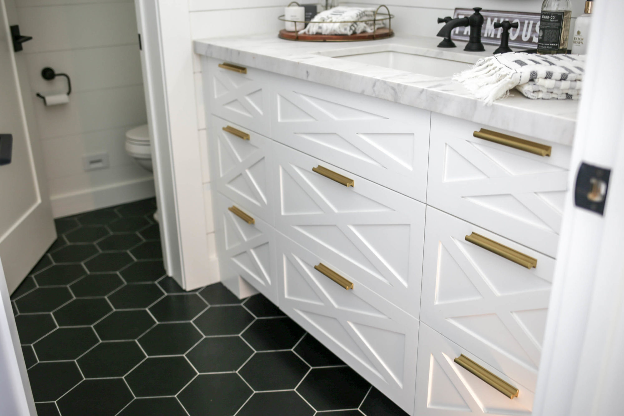 modern farmhouse bathroom