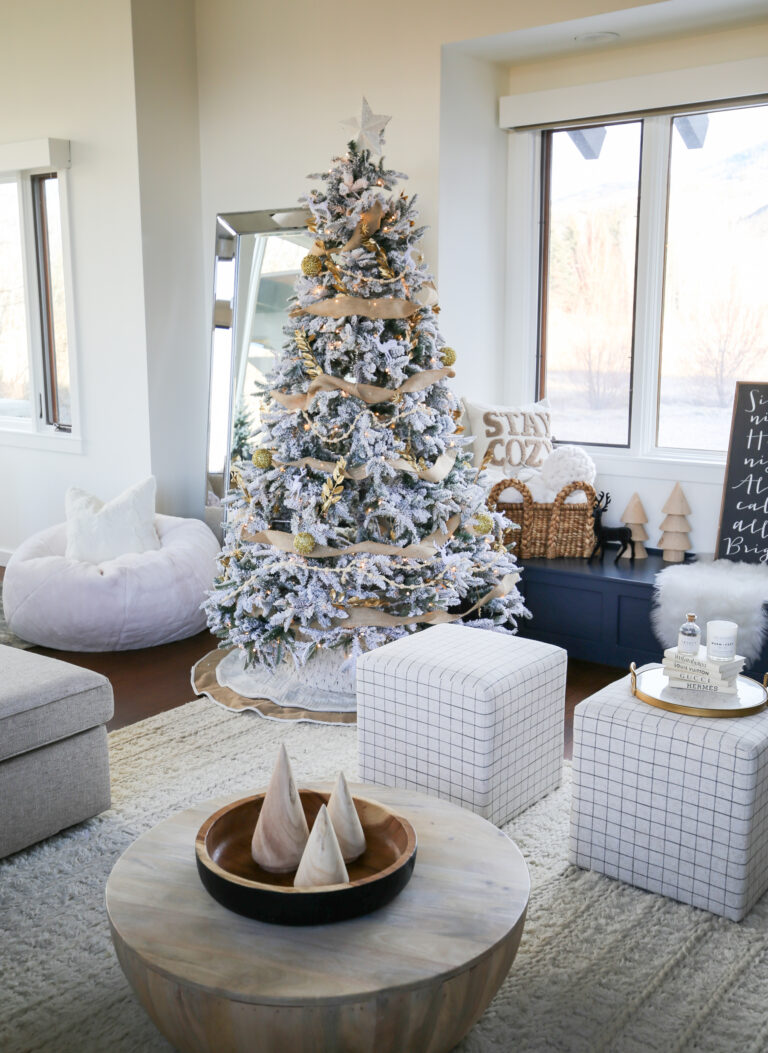 how to style a flocked christmas tree