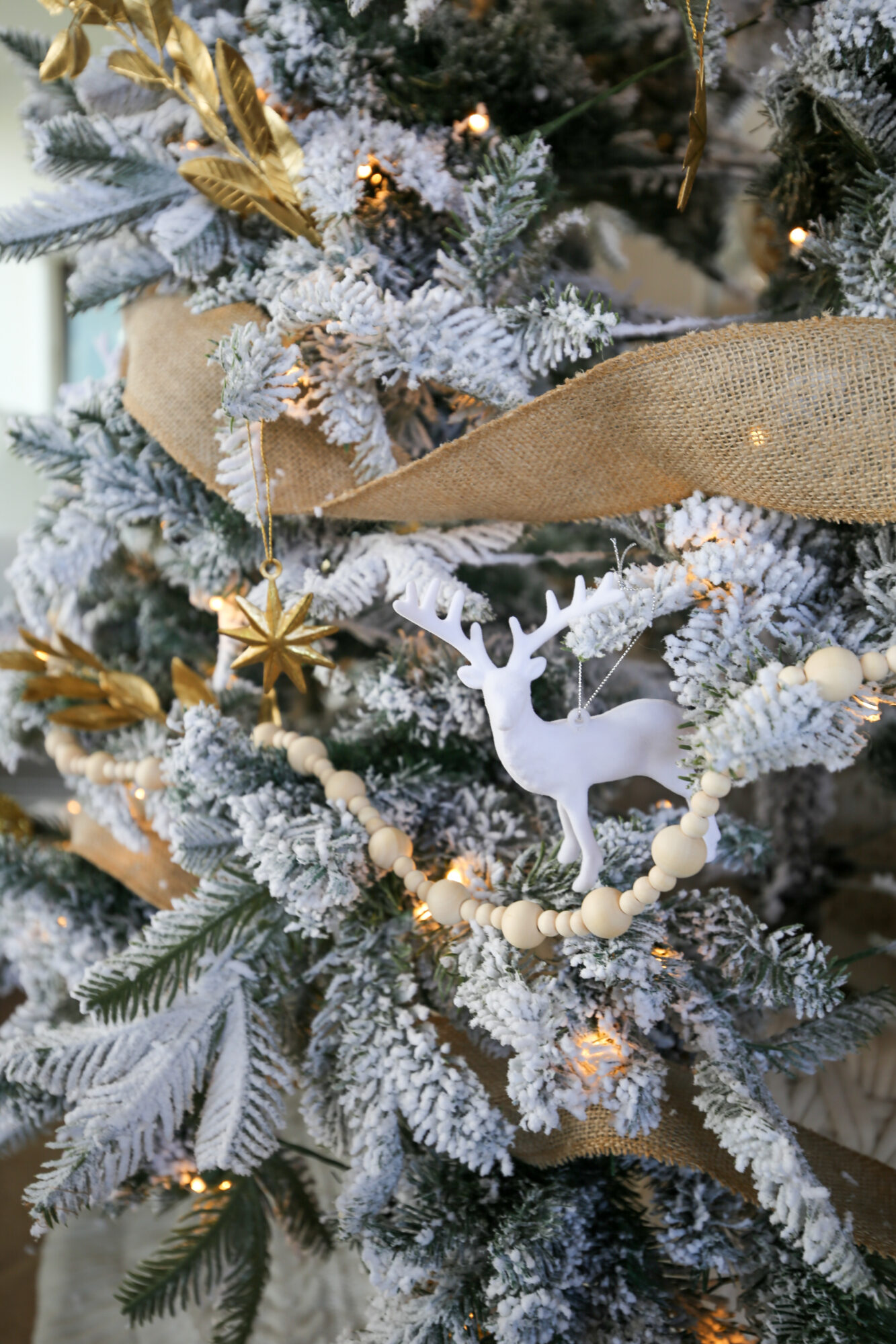 how to style a flocked christmas tree