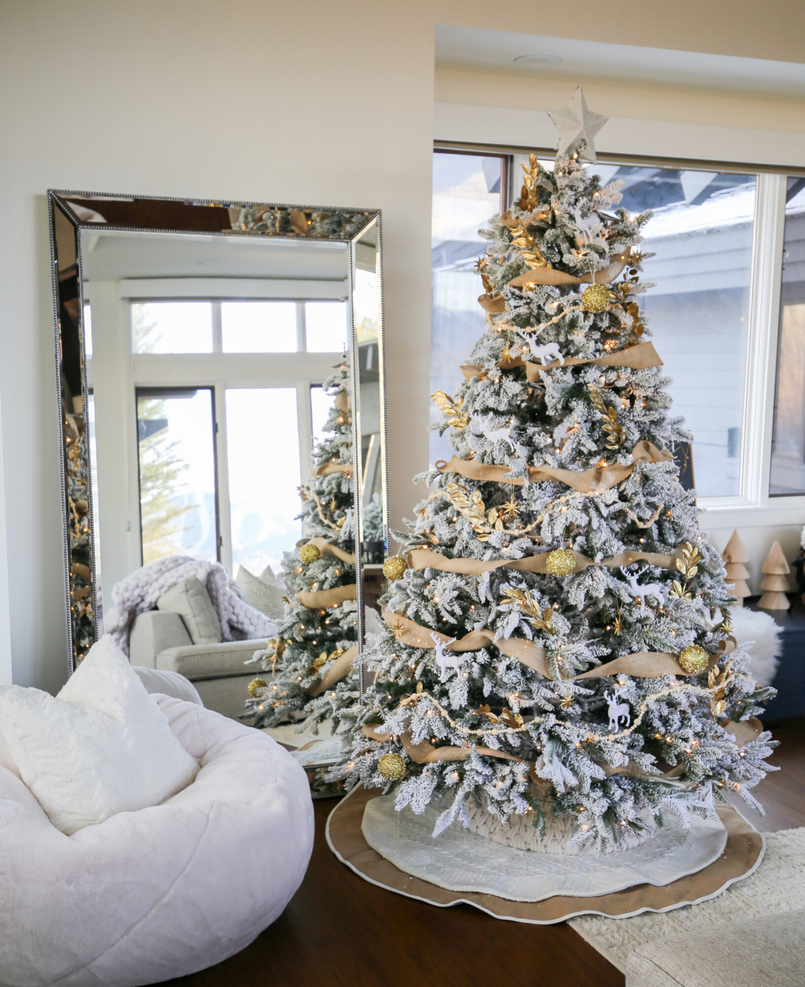 how to style a flocked christmas tree