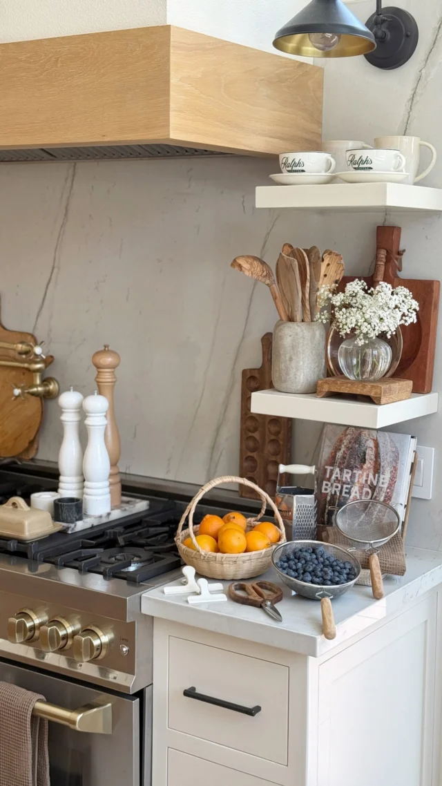 Zara low-tox kitchen swaps - ditch the plastic!!👏🏻 Affordable, the aesthetic is🤌🏻 AND so much better for you! Here are new items I’m loving + how I use them👇🏻
+ stainless steel colander set
+ stainless steel grater
+ cotton towels
+ straw fruit basket
+ wood scissors
+ metal clips 

Comment “KITCHEN” and I’ll send you the details👩🏻‍🍳

#lowtoxliving #lowtox #nontoxichome