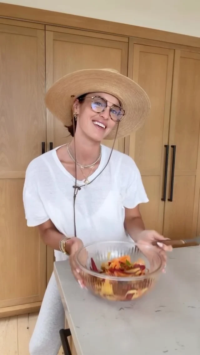 Comment “RECIPE” and I’ll send the details to your DMs🥕✨ Now that I’m 40 I’ve started to focus more on foods that support my hormones👏🏻 One grated carrot a day keeps the estrogen recycling at bay🥕 This simple raw carrot salad is my go-to daily ritual for supporting hormone balance—especially during the luteal phase when things can feel a little extra. The fiber helps bind excess estrogen in the gut so your body can actually eliminate it instead of reabsorbing it. Bloating, breast tenderness, mood swings, stubborn PMS? This crunchy little habit has been a game-changer for me🙆🏻‍♀️ 

#hormonebalance #hormonalhealth #guthealth #hormonesupport