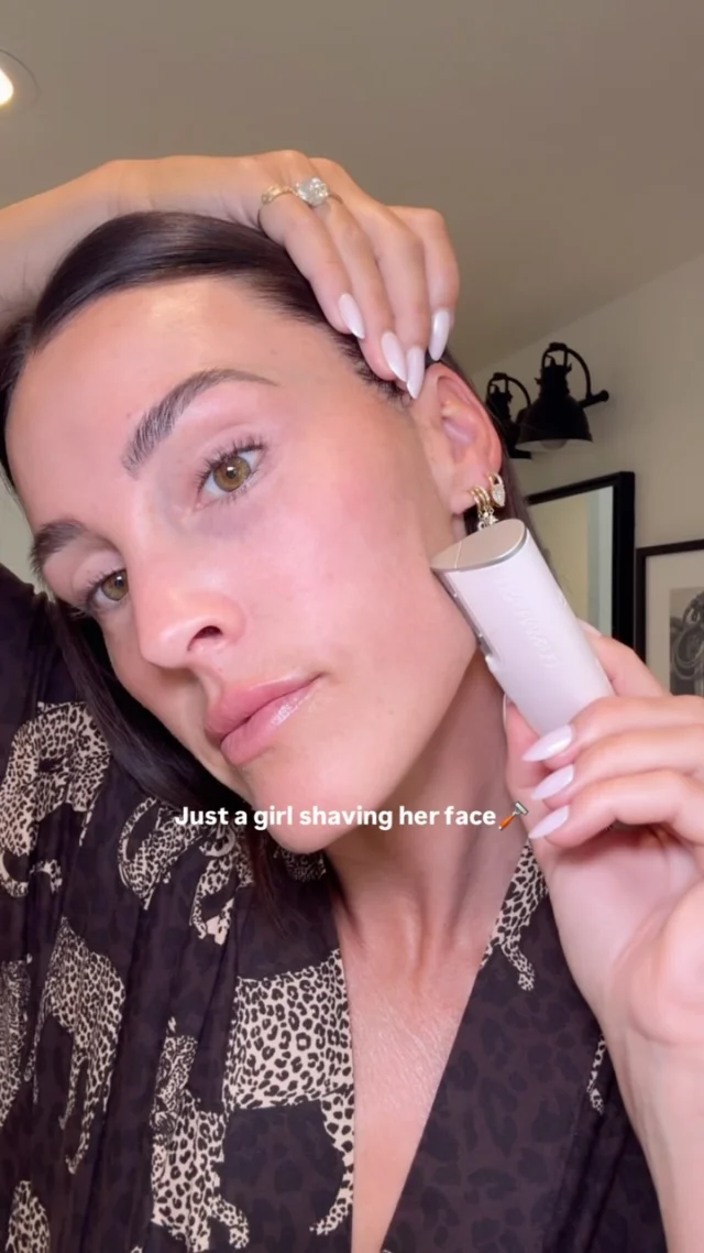 BEAUTY \\ Just a girl shaving her face🪒🪒 Looooove my dermaplaning tool so it makes it super easy and safe to do at home👏🏻 make sure to shave down with the hair - NO ingrowns and it doesn’t grow back thicker!! My skin is smoother and product lay so much better🙆🏻‍♀️ I do this 1-2 times a month, especially on the good ole stache🥸😂

Comment “BEAUTY” and I’ll send you the details!🪒

#cleanbeautyproducts #dermaplaning #skincaretools