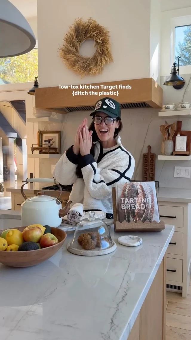 Low-tox KITCHEN finds from good ole Target🎯 It’s time to ditch the plastic!👩🏻‍🍳 Loving these affordable goodies to use all cozy season long👇🏻
+ wood cookbook holder
+ stainless steel kettle
+ marble tray
+ 100% cotton towel
+ large wood bowl
+ marble spoon rest
+ marble & glass cloche

Comment KITCHEN and I’ll send the details to your DMs👩🏻‍🍳🎯

#lowtox #lowtoxliving #lowtoxlife #ditchtheplastic